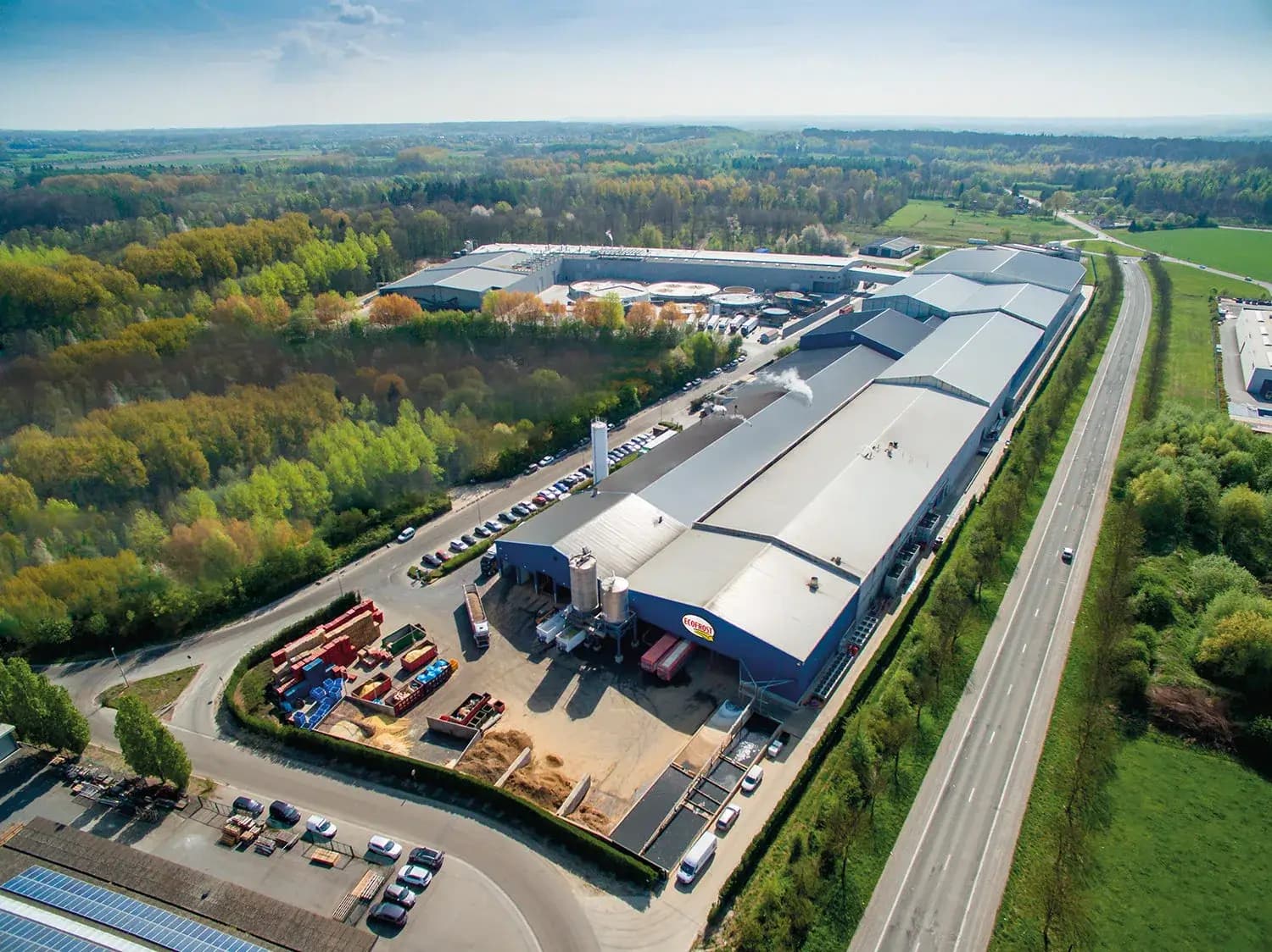 Stabilimento di Ecofrost immerso nel verde