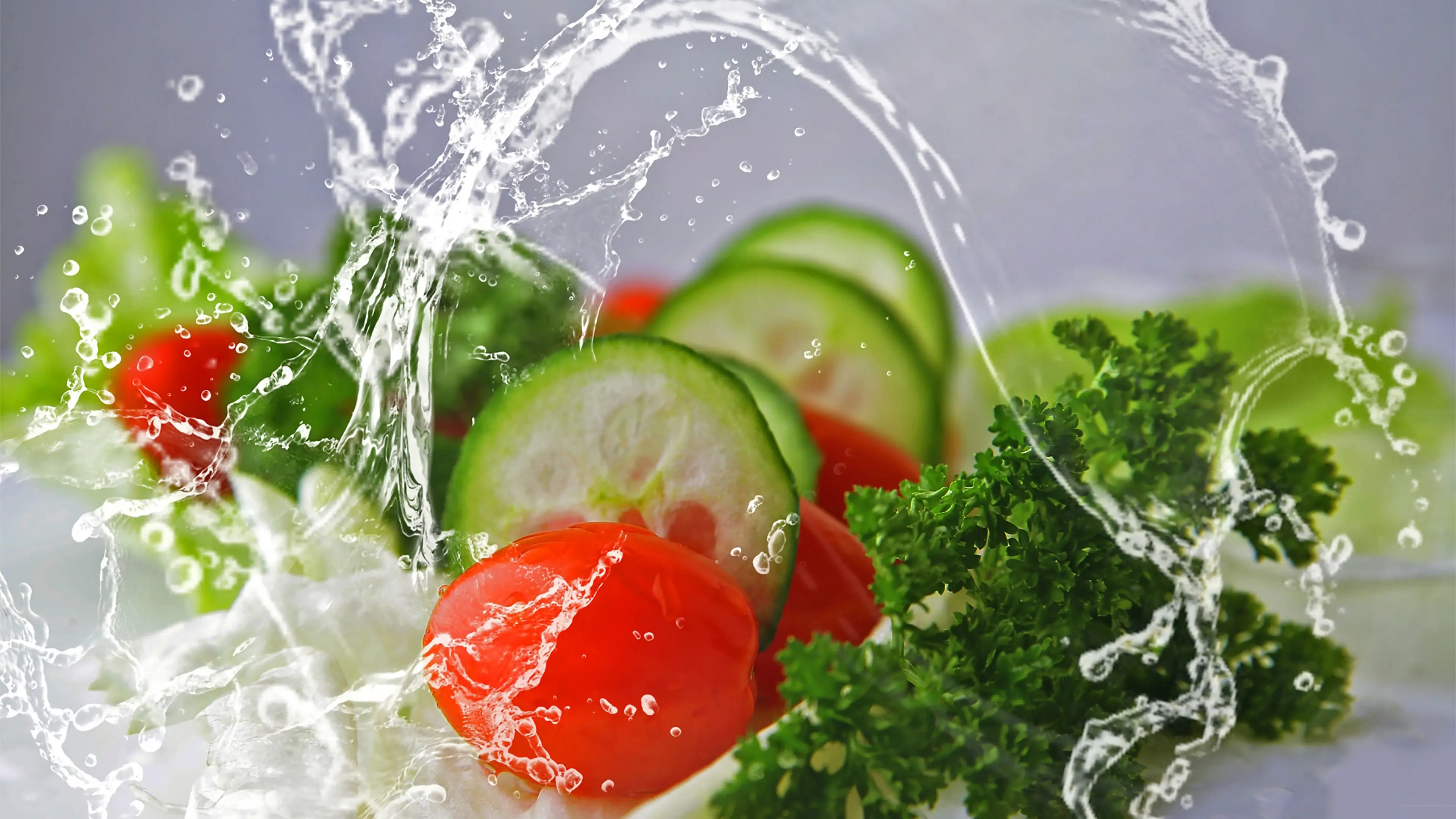 Cetrioli e pomodori freschi nell'acqua